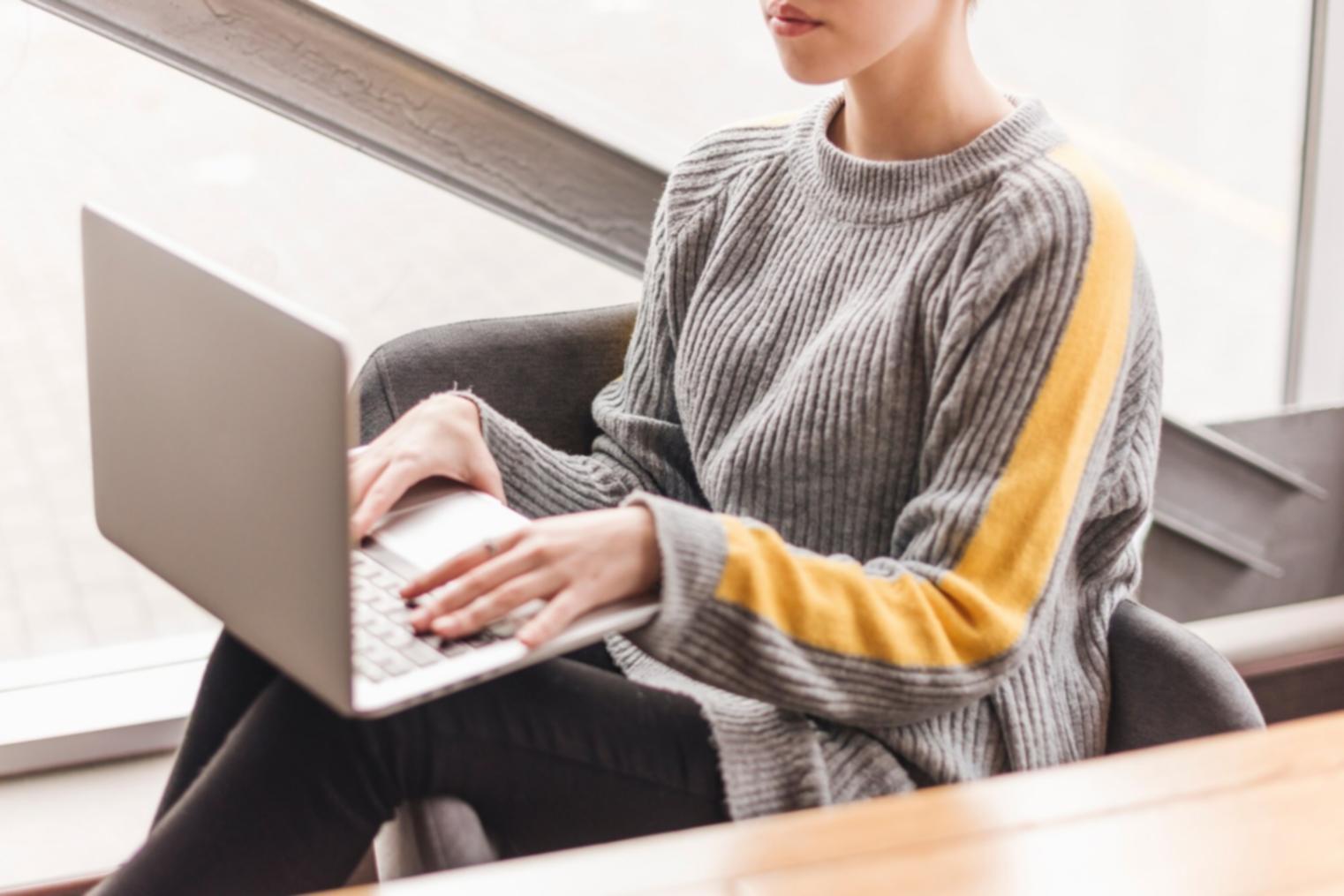 Équipe d'analystes financiers en formation collaborative